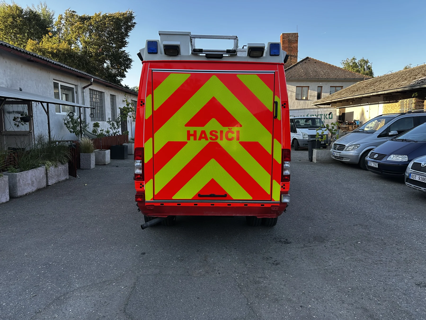 Zadní část hasičského Mercedesu Sprinter s nápisem Hasiči