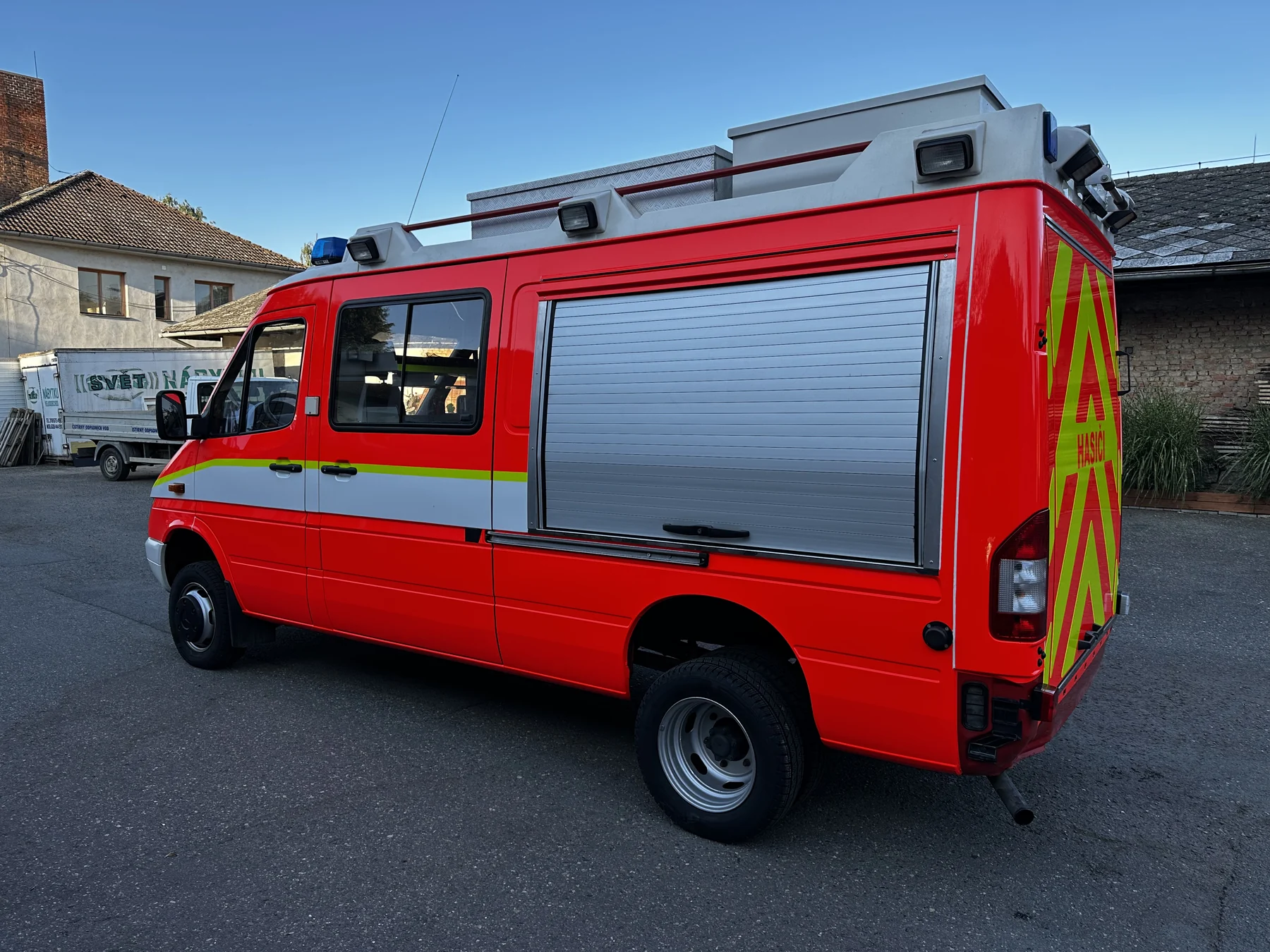 Hasičský Mercedes Sprinter zezadu a z boku