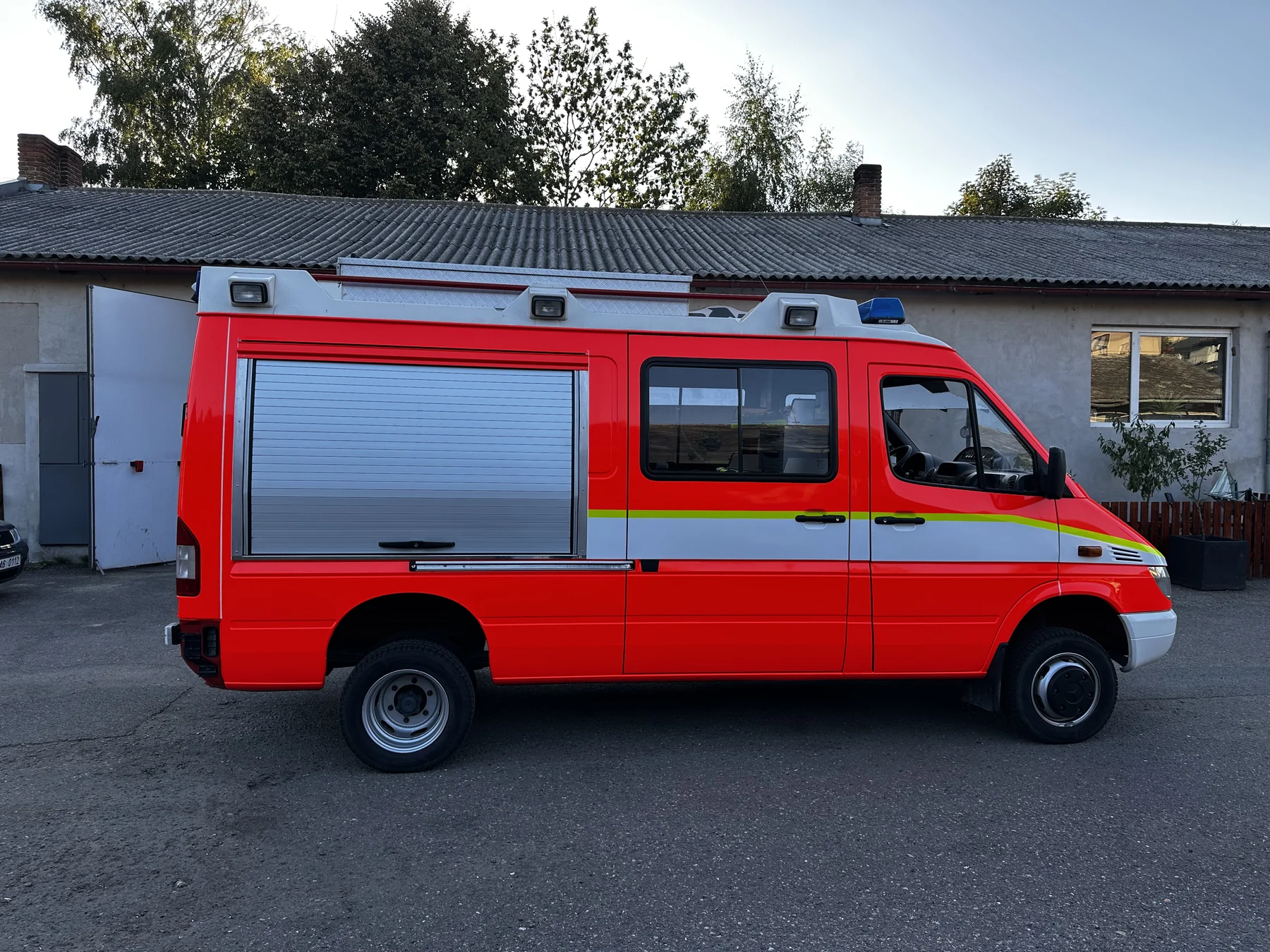 Bok hasičského Mercedesu Sprinter s označenými úložnými roletami