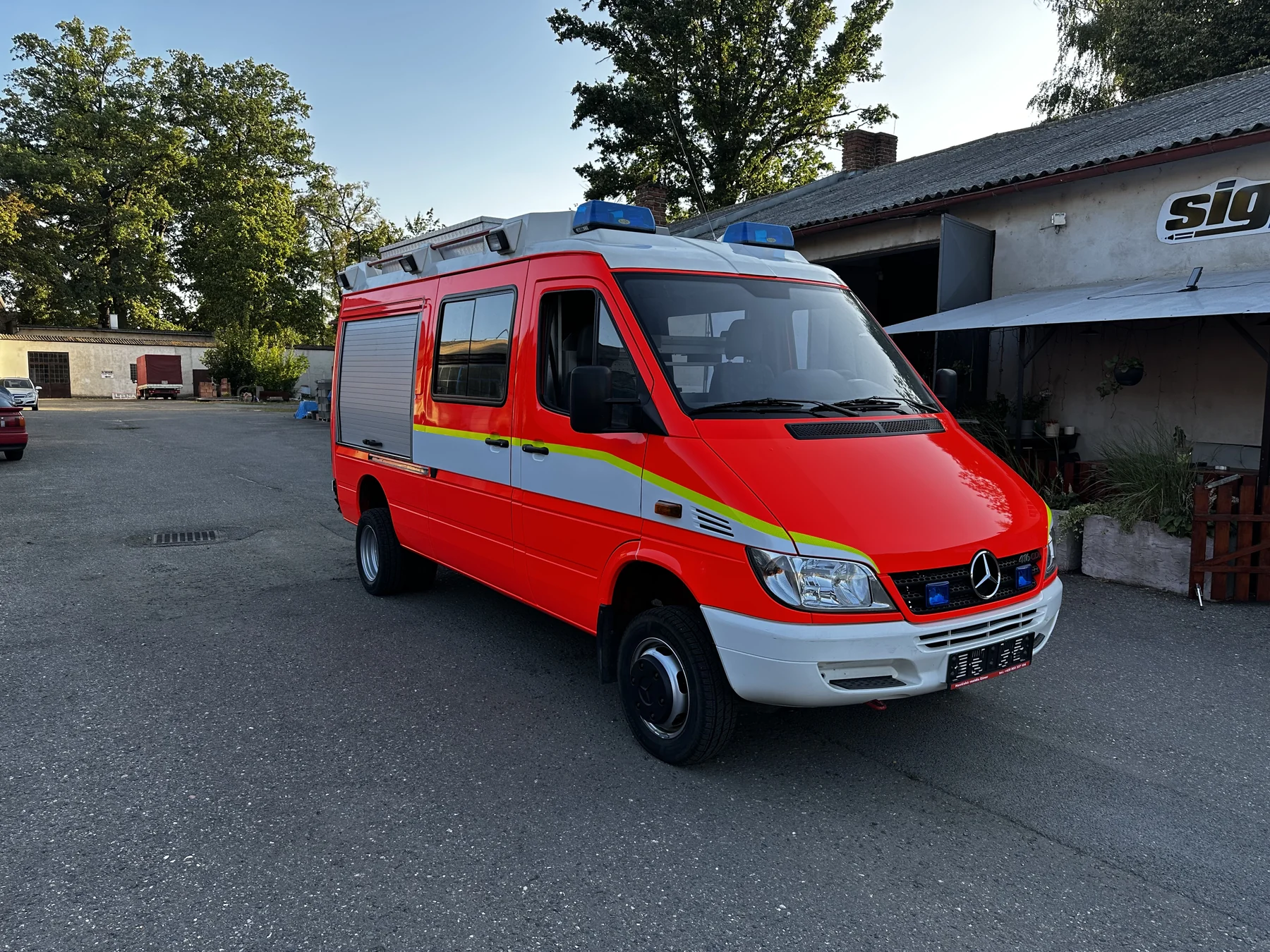 Hasičský Mercedes Sprinter s bílým a žlutým značením zepředu