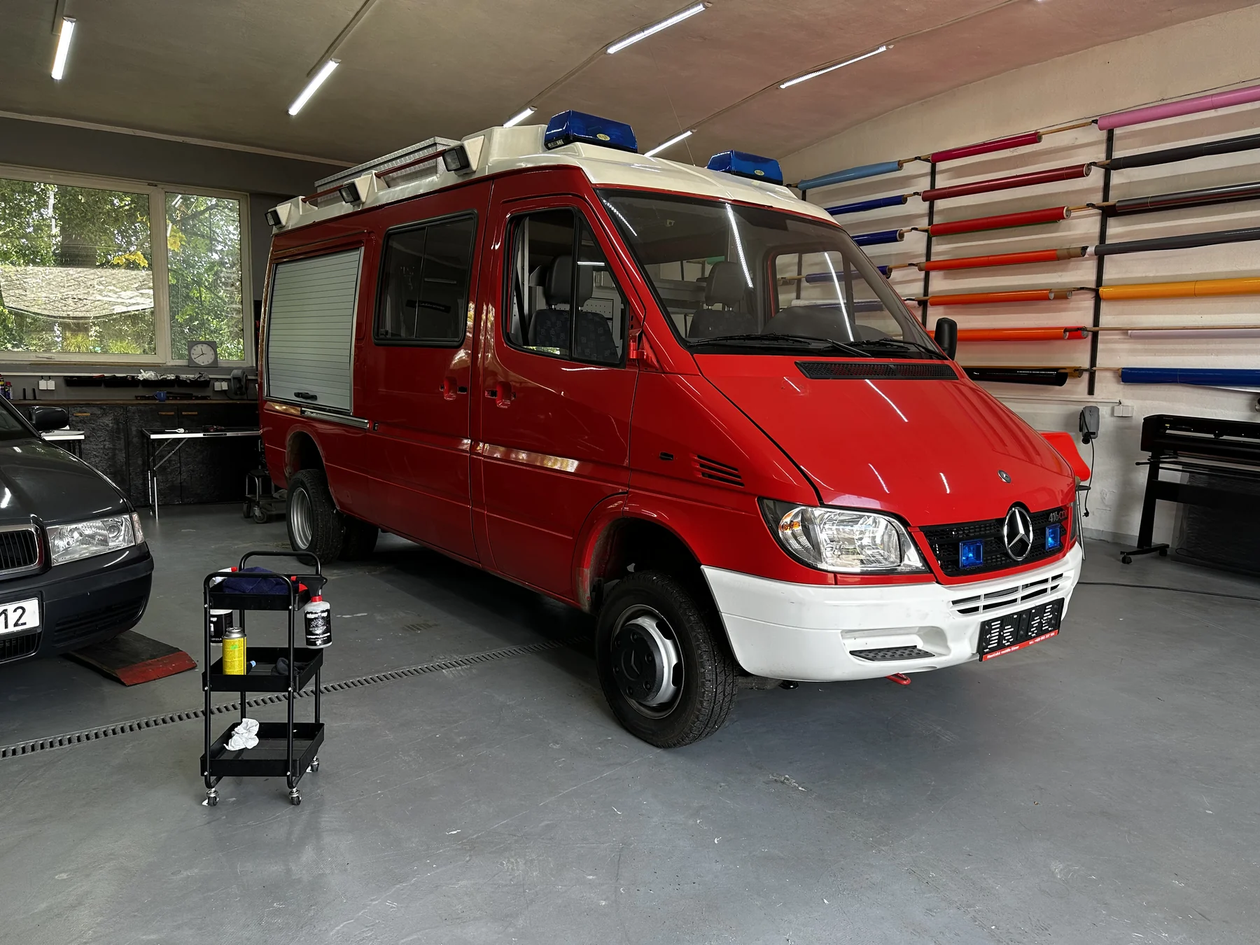 Červený hasičský Mercedes Sprinter před dokončením nového značení