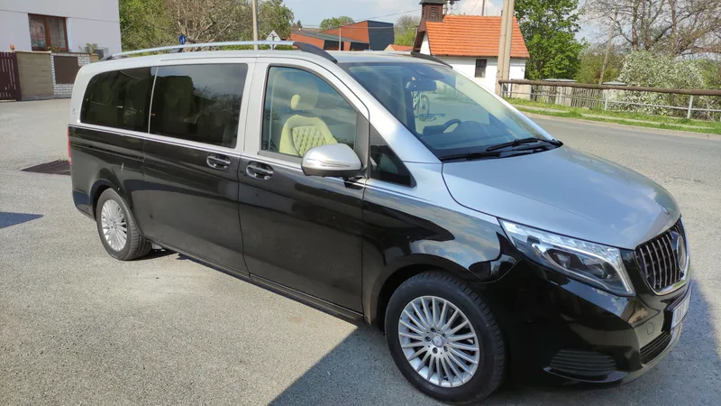 Dvoubarevný Mercedes třídy V se stříbrnou horní a černou spodní částí