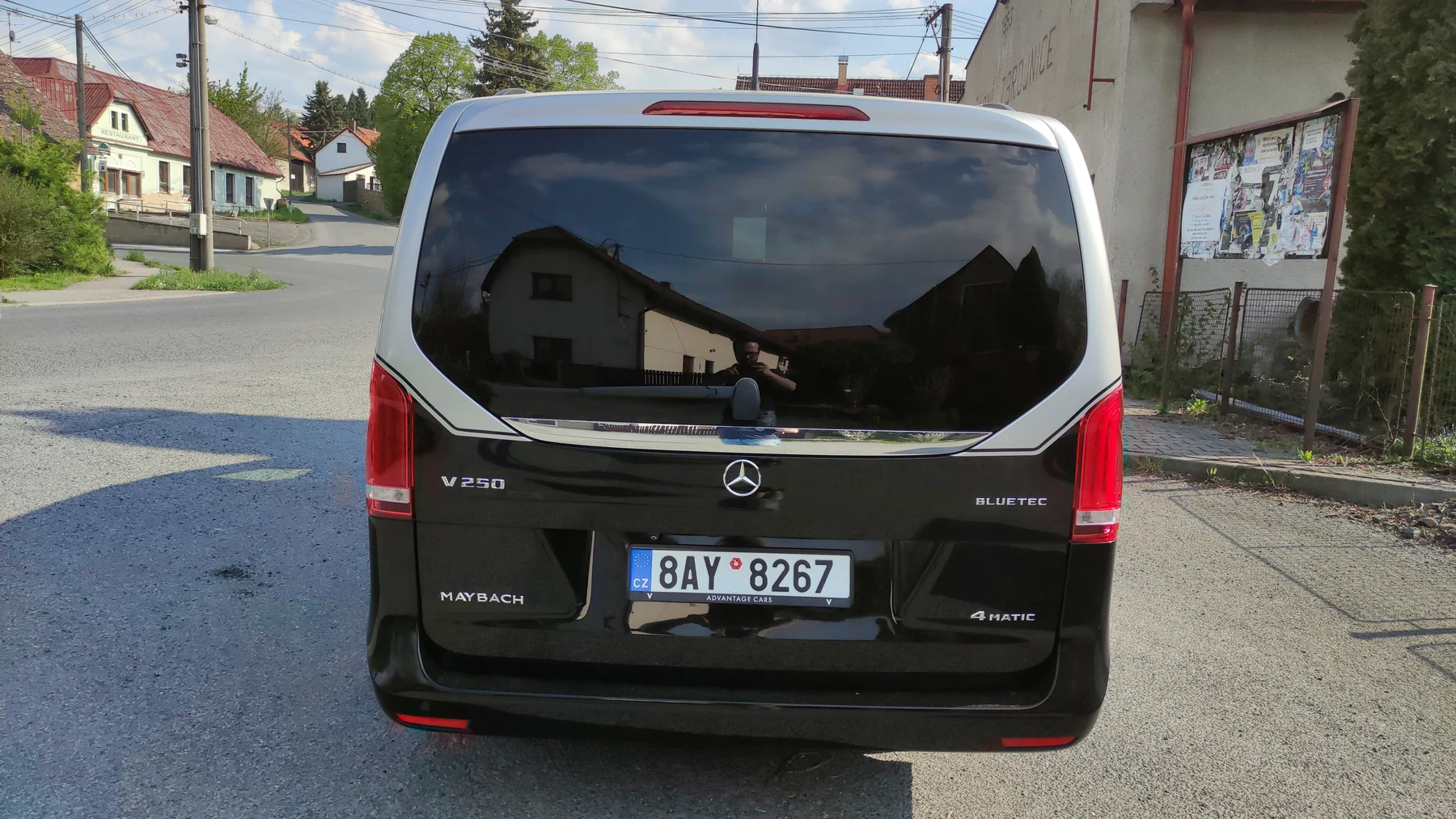 Zadní dveře dvoubarevného Mercedesu třídy V