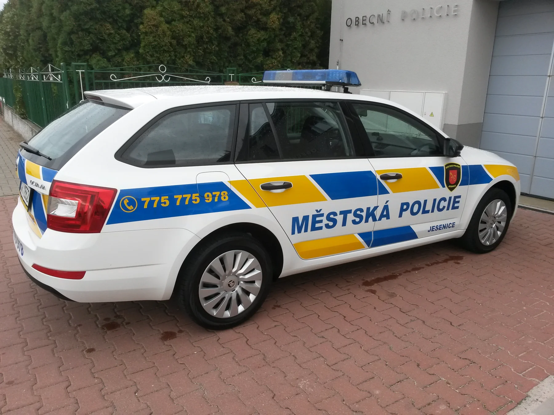 Octavia Městské policie Jesenice zezadu a z boku