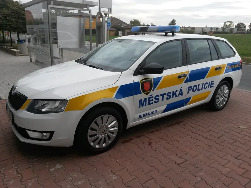 Bílá Škoda Octavia kombi s polepem Městská policie Jesenice zepředu