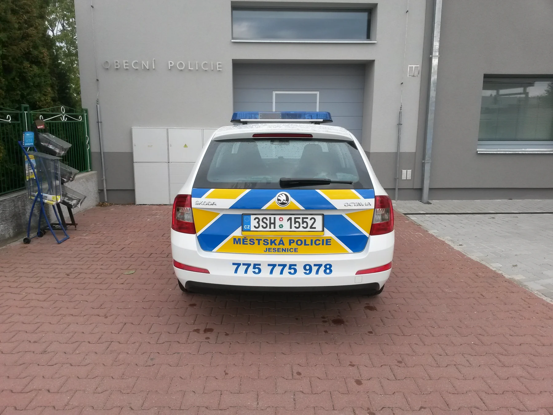 Zadní pohled na Octavii Městské policie Jesenice