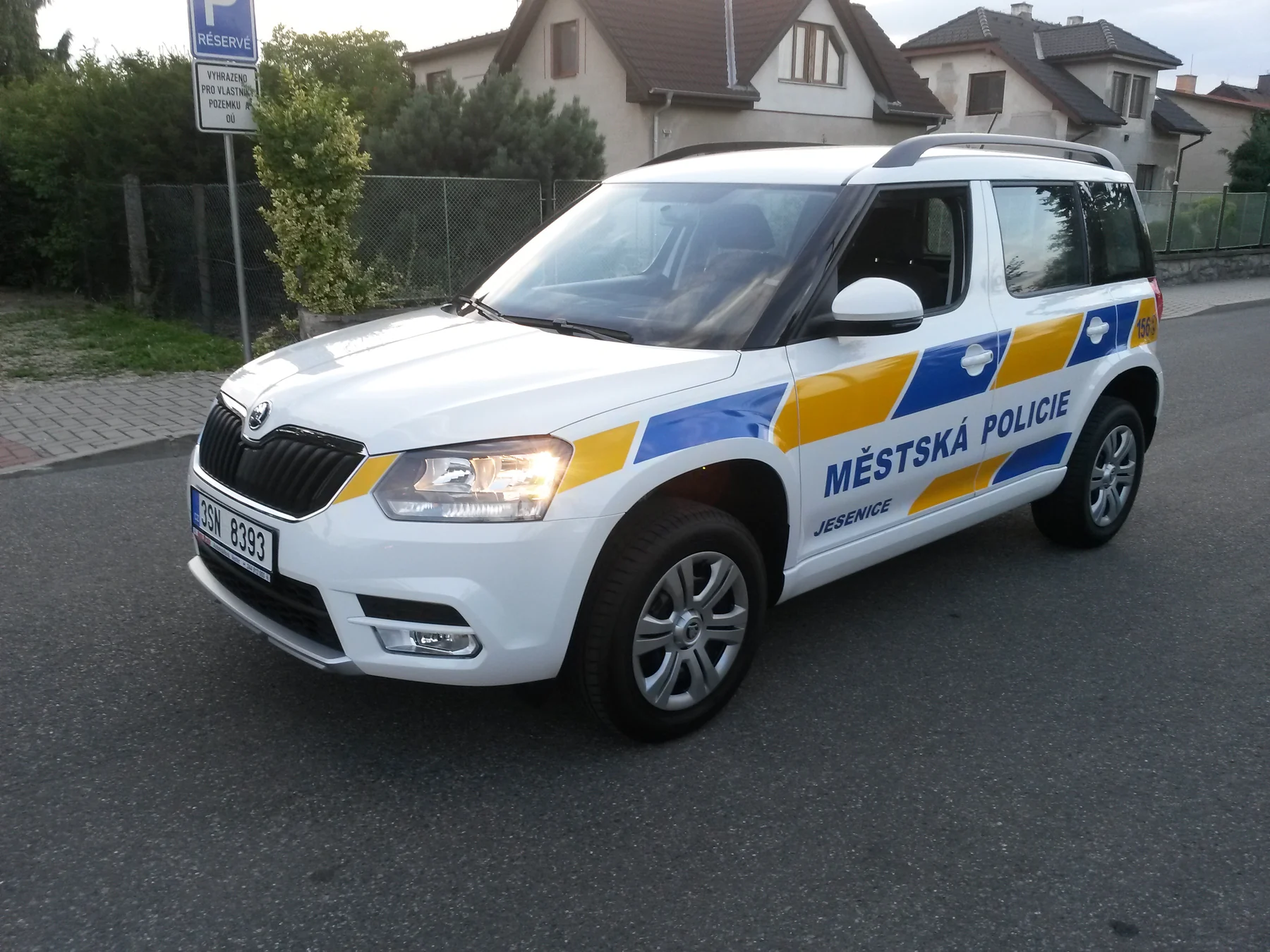 Škoda Yeti Městské policie Jesenice zepředu a z boku