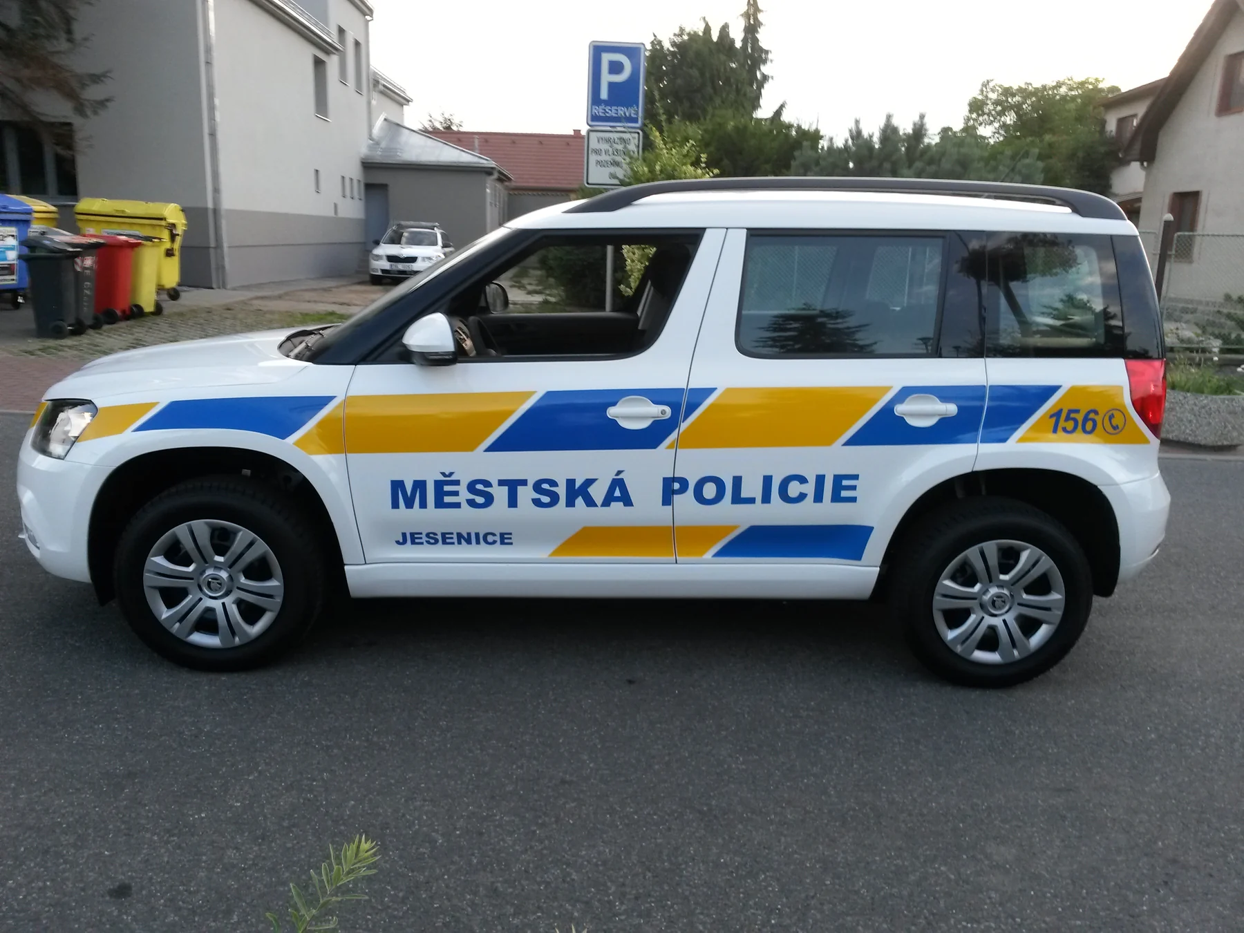 Boční pohled na bílý Yeti s označením Městská policie Jesenice