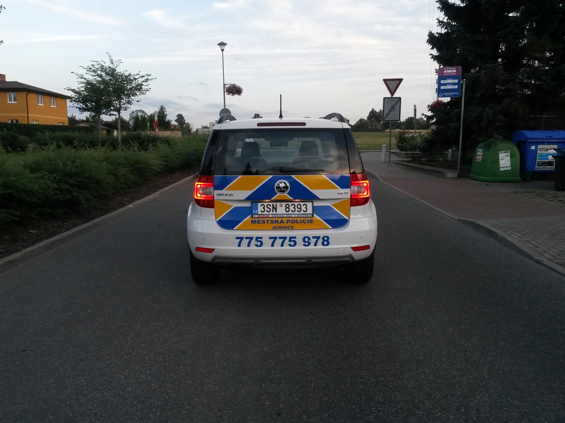 Pohled na zadní dveře policejního Yeti Jesenice