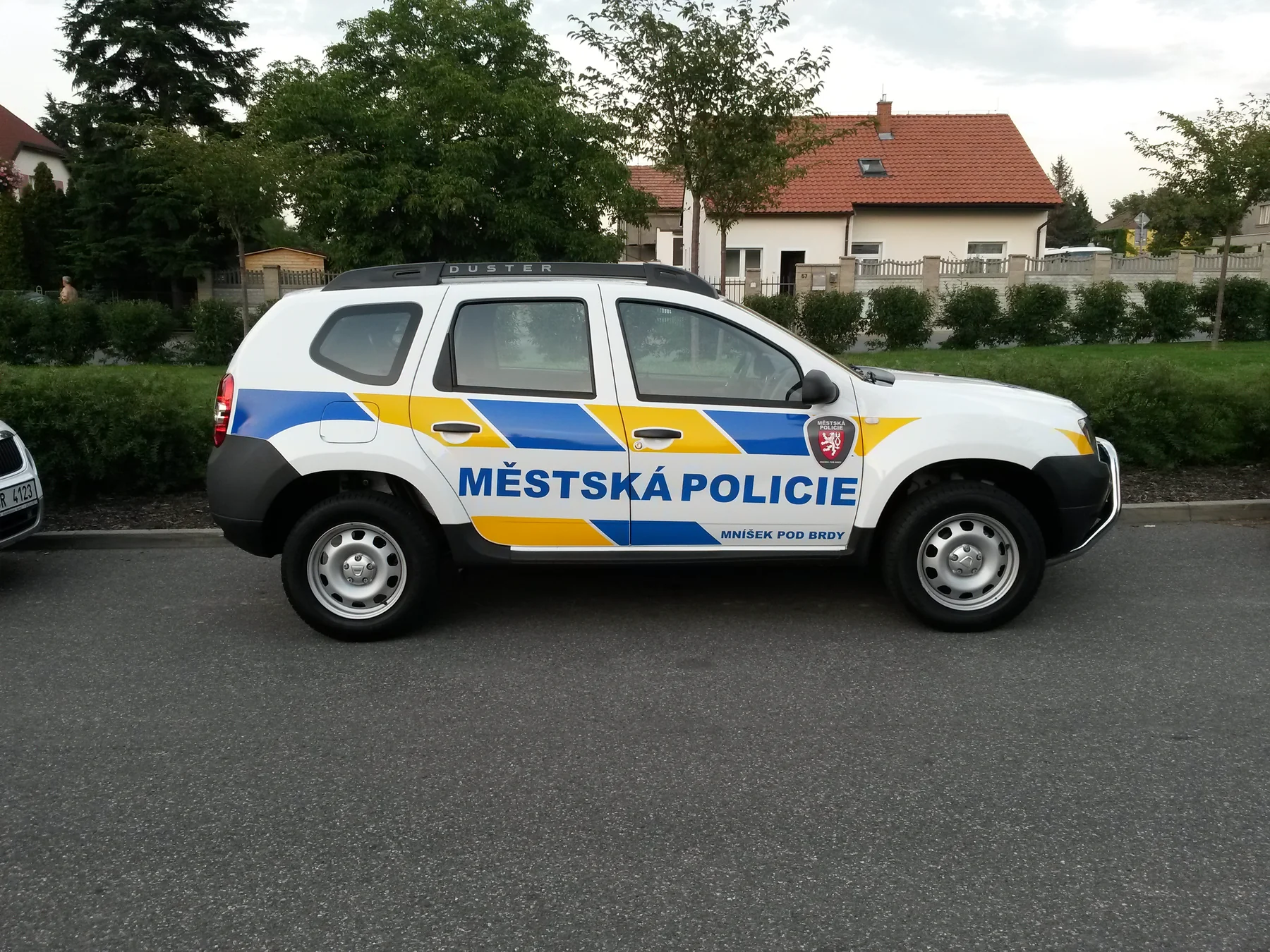Boční pohled na Duster Městské policie Mníšek pod Brdy