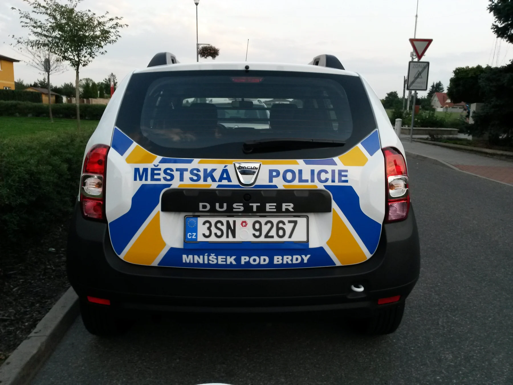 Dacia Duster Mníšek pod Brdy přímo zezadu
