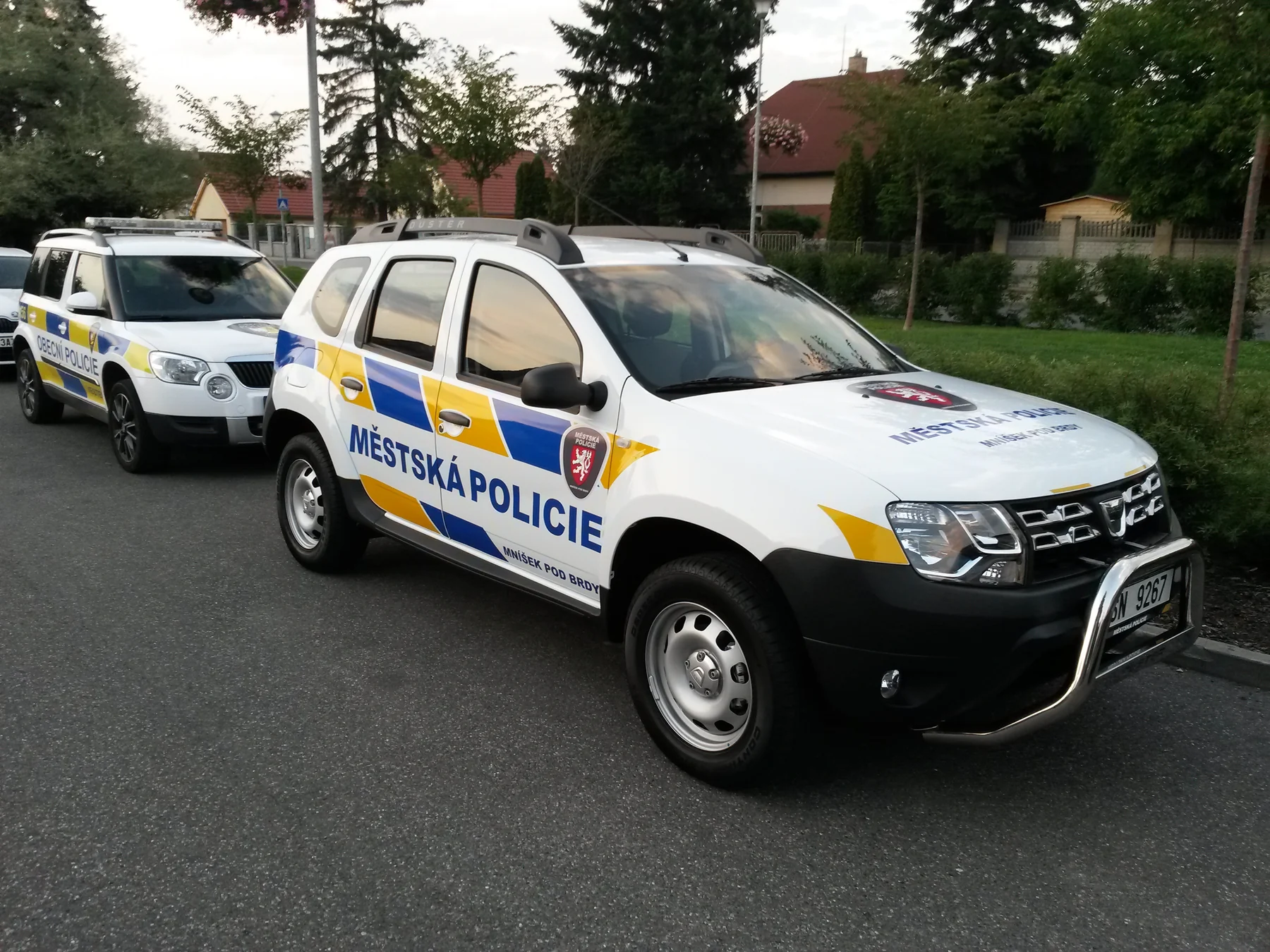Dacia Duster Městské policie Mníšek pod Brdy zepředu a z boku