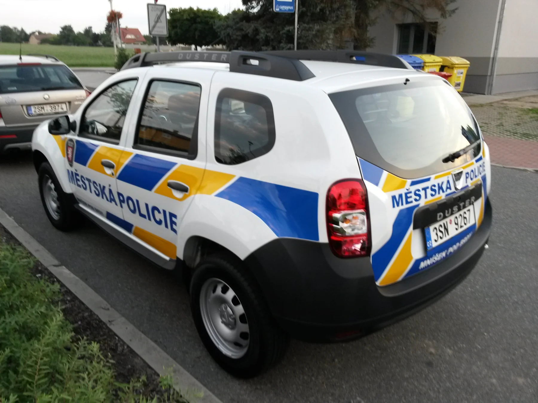 Duster Mníšek pod Brdy zezadu a z boku