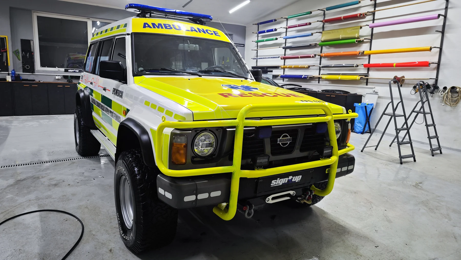 Bílý Nissan Patrol EPS Medical se žlutozeleným polepem zepředu