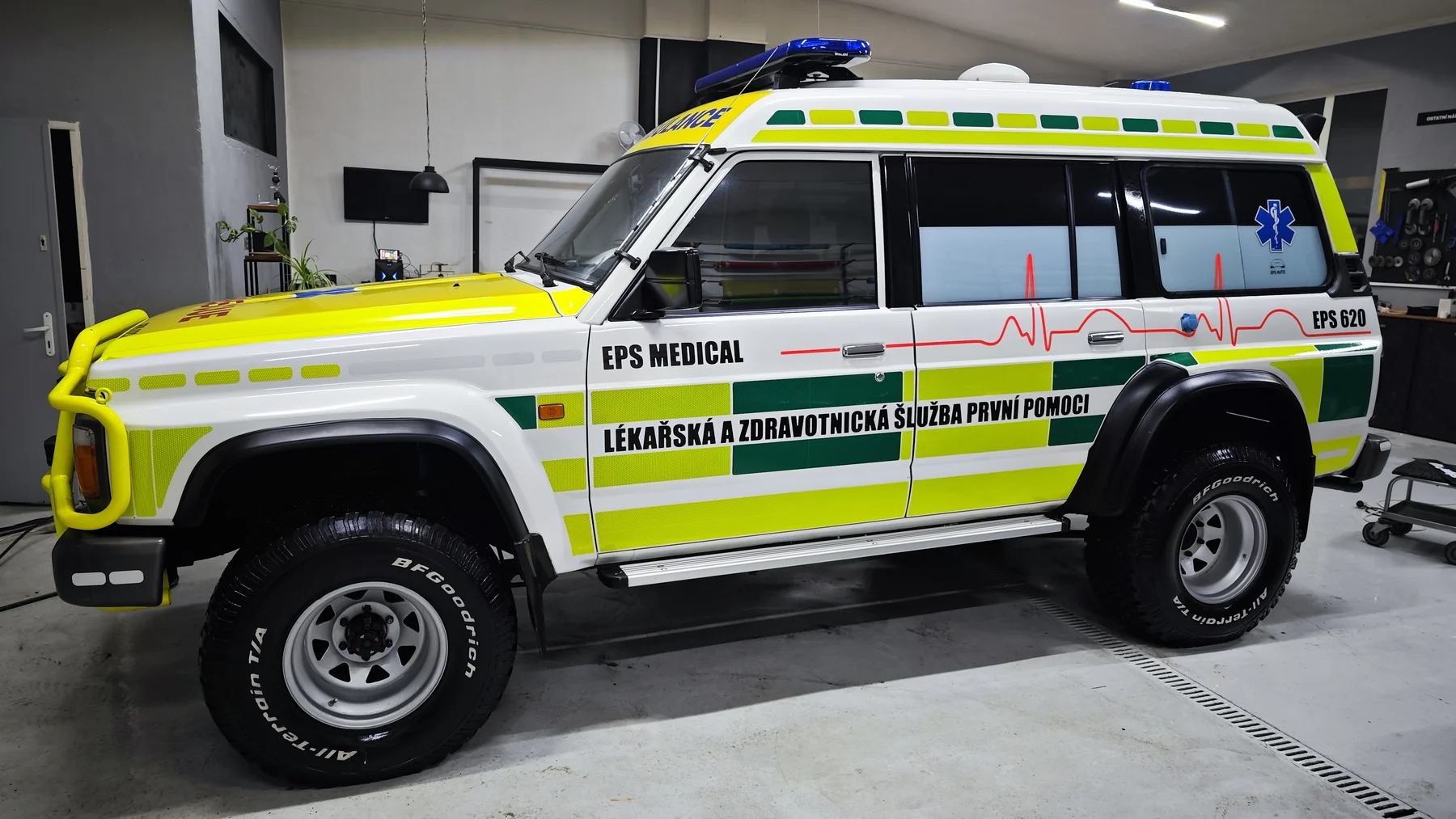 Boční pohled na Nissan Patrol EPS Medical s červenou křivkou