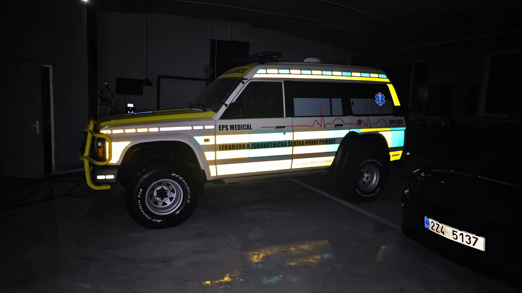 Boční reflexní polep Nissanu Patrol při přímém osvětlení