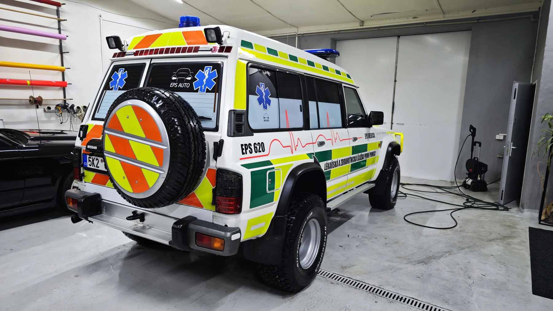 Nissan Patrol EPS Medical zezadu s polepem kolem rezervního kola