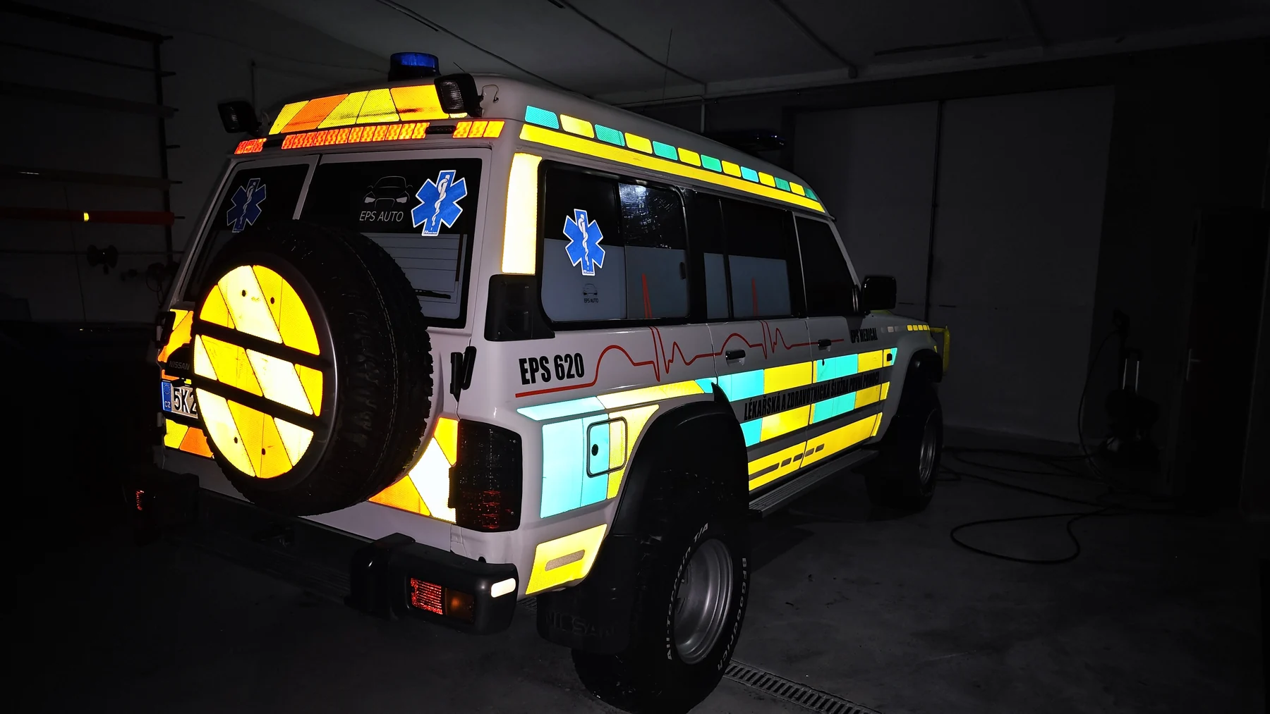 Zadní část Nissanu Patrol s rozsvíceným reflexním polepem
