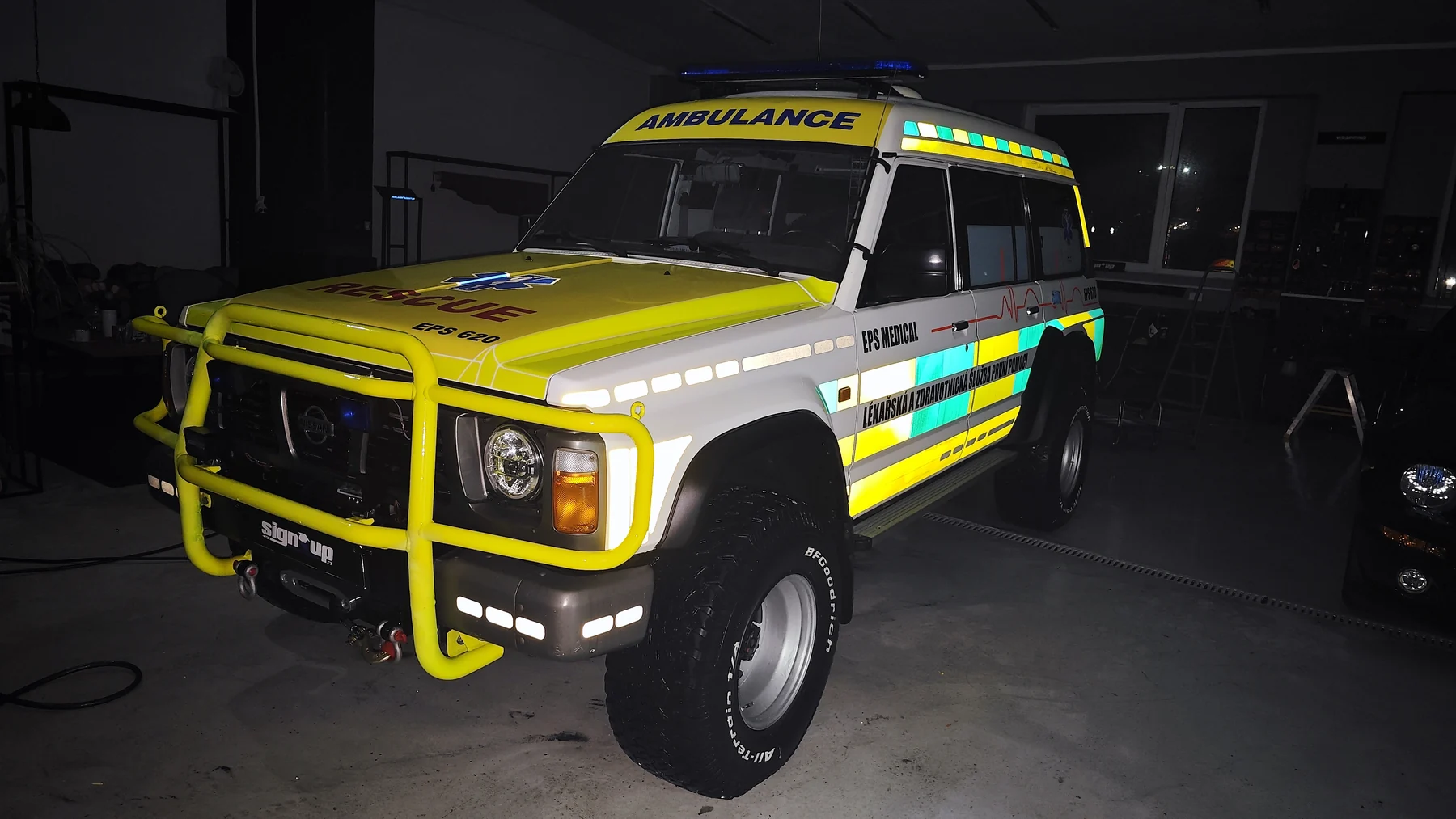 Přední reflexní značení Nissanu Patrol ve tmě při osvětlení