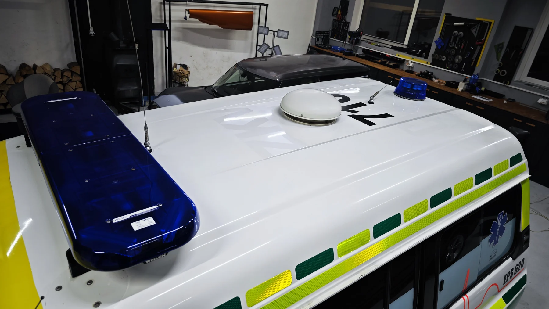 Pohled shora na střechu označeného Nissanu Patrol