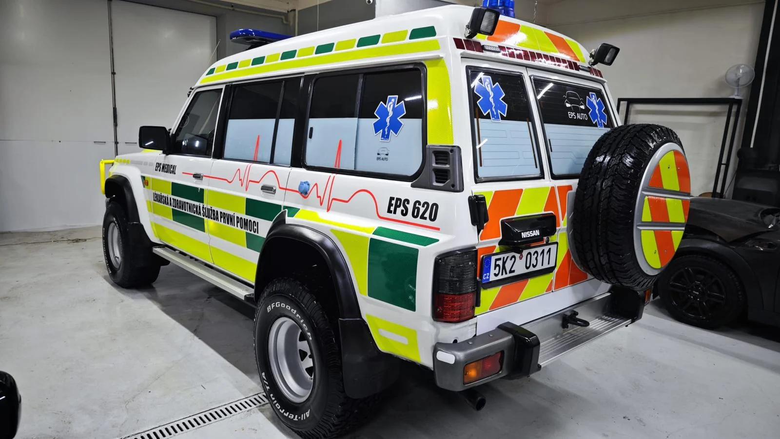 Nissan Patrol EPS Medical zezadu a z levé strany se zdravotnickými symboly