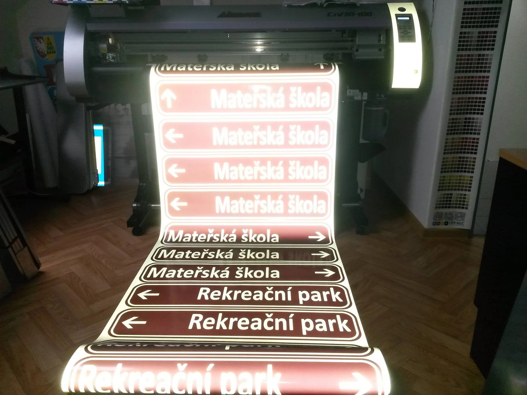 Výroba hnědobílé směrové grafiky pro mateřskou školu a rekreační park