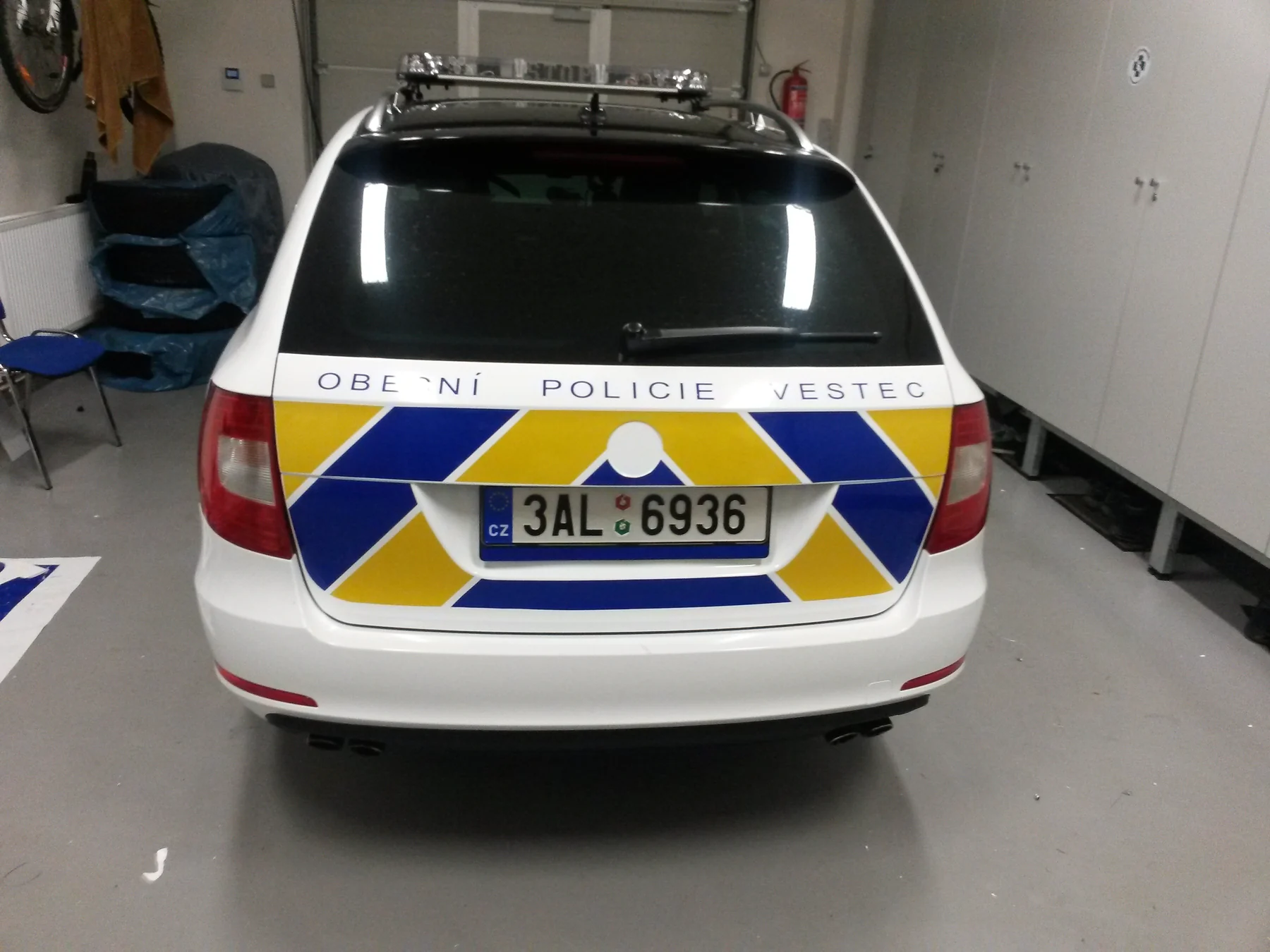 Zadní dveře Superbu Obecní policie Vestec s diagonálním značením