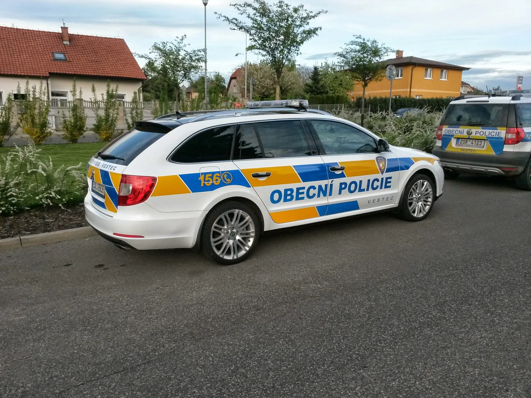 Policejní Superb Vestec zezadu a z boku s modrožlutými plochami