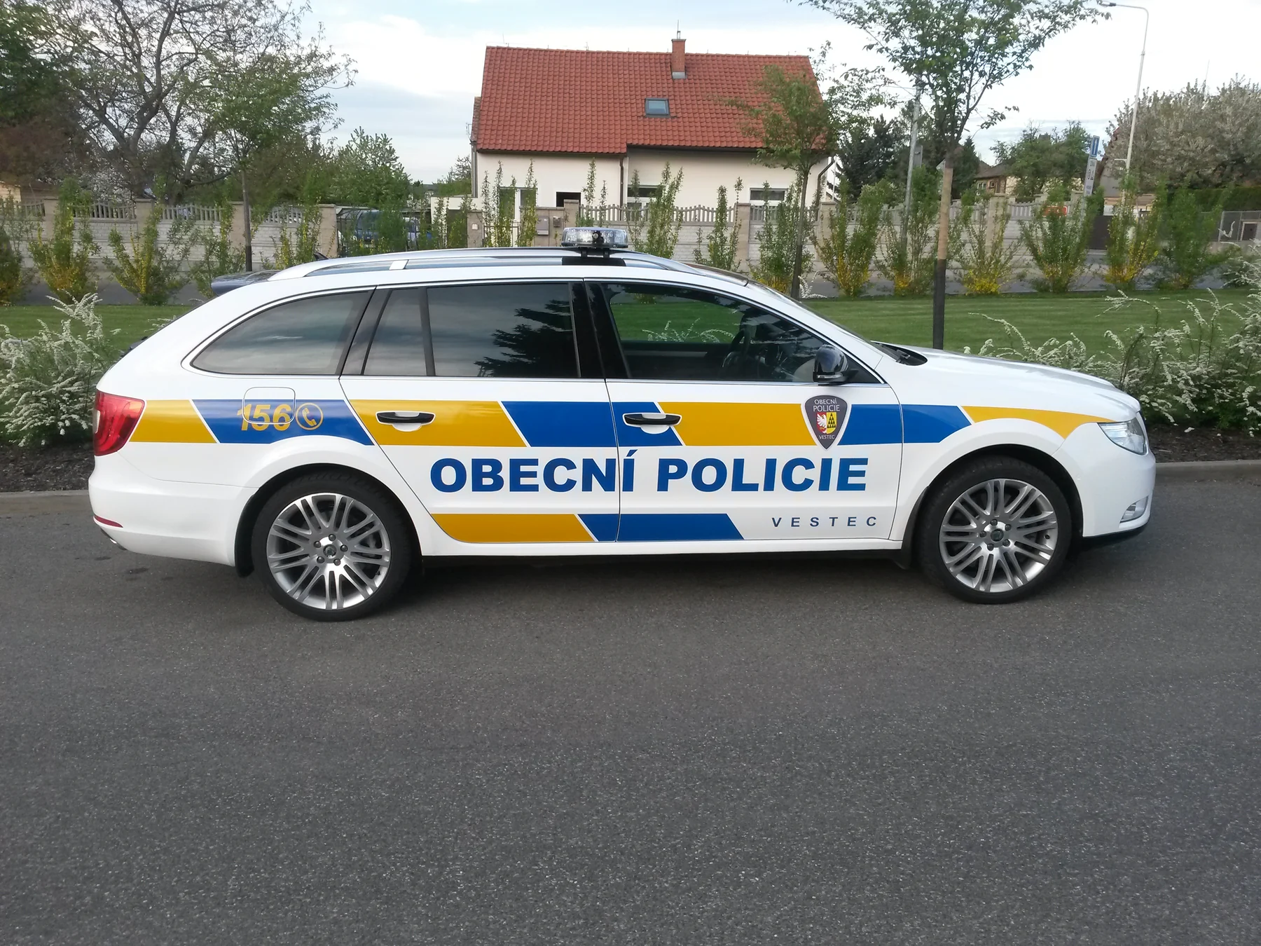 Celý bok policejního Superbu s nápisem Obecní policie a znakem Vestce
