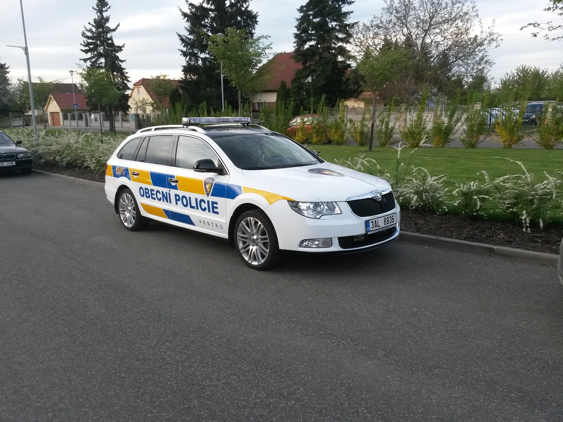 Škoda Superb Obecní policie Vestec s modrožlutým polepem zepředu a z boku