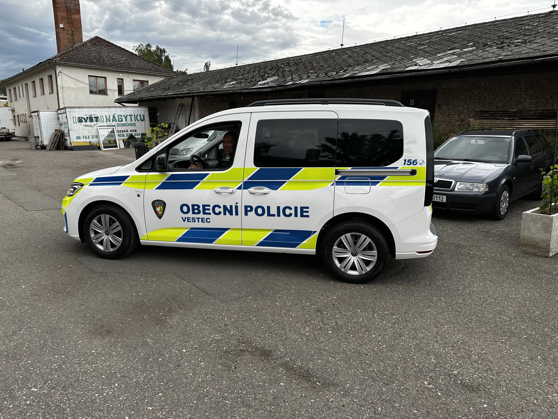 Boční pohled na Volkswagen Caddy s nápisem Obecní policie Vestec