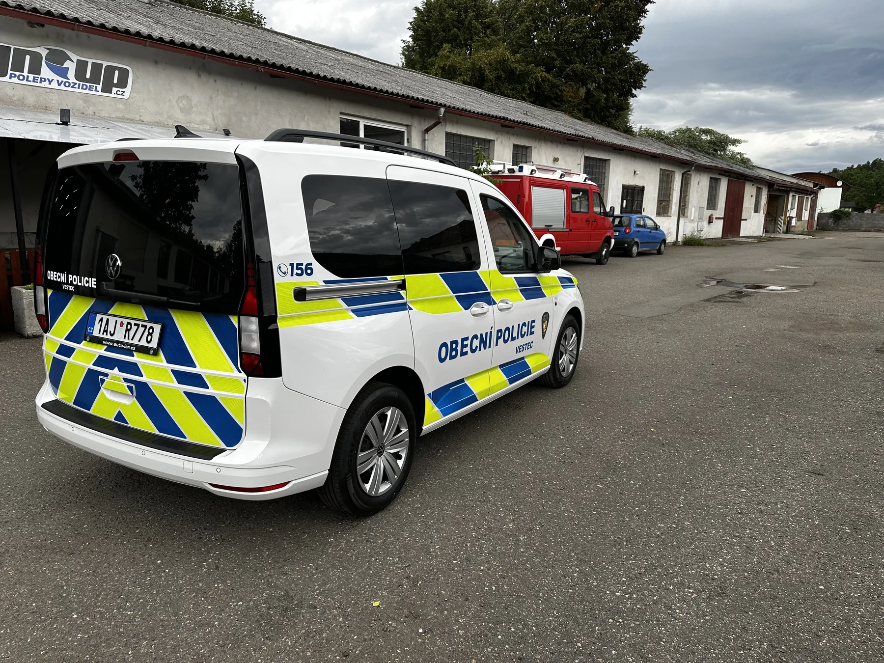 Volkswagen Caddy Obecní policie Vestec zezadu a z pravého boku