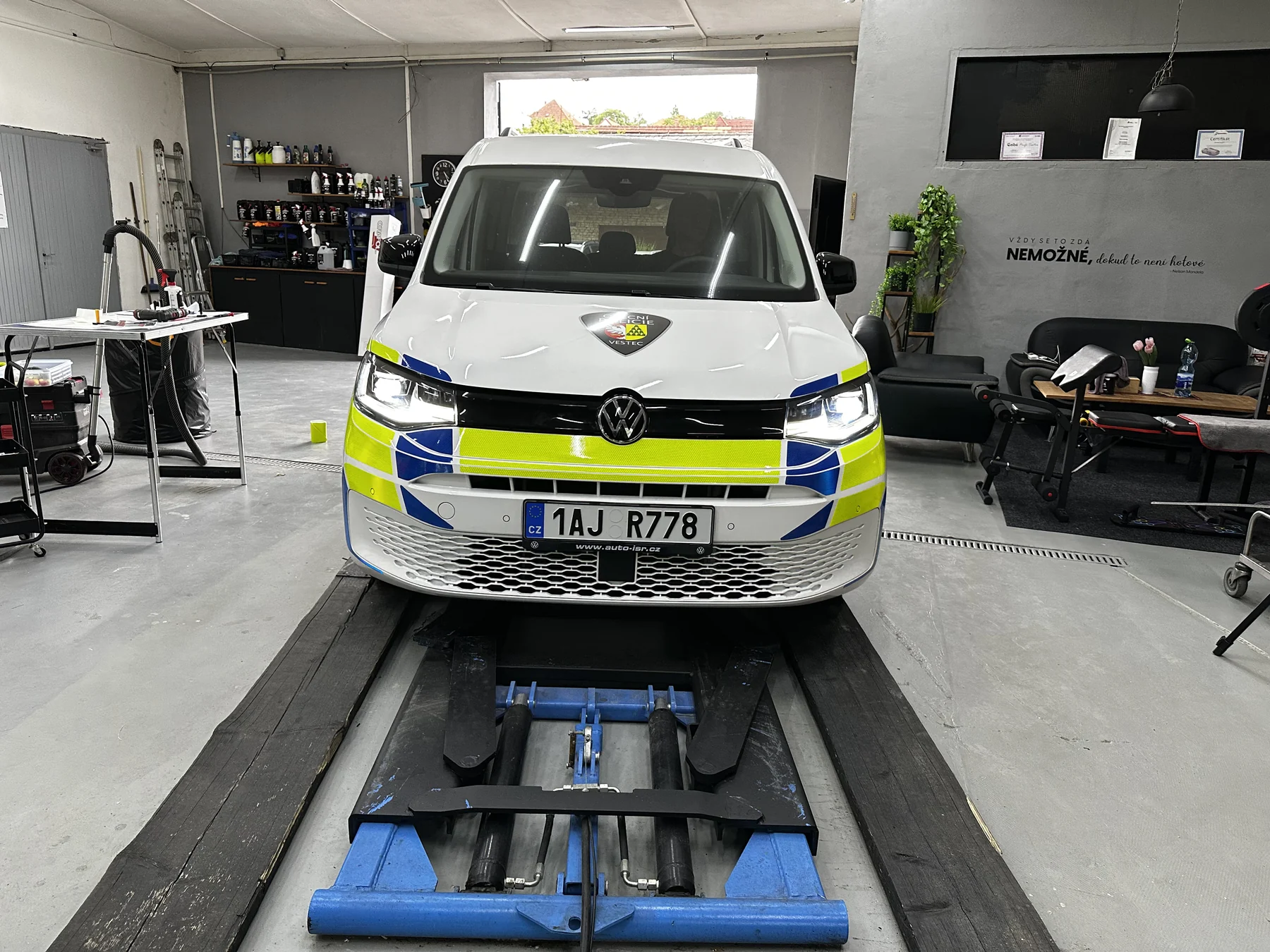 Čelní pohled na označený Volkswagen Caddy Obecní policie Vestec