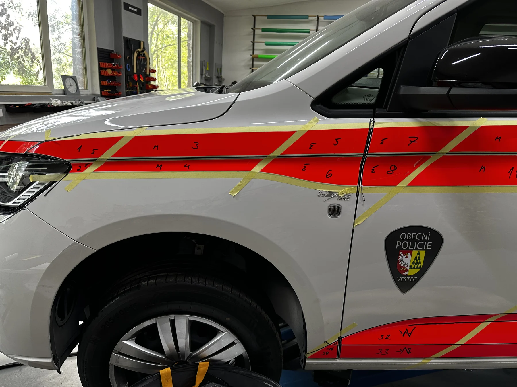 Příprava a rozměření bočních dílů polepu na Volkswagenu Caddy