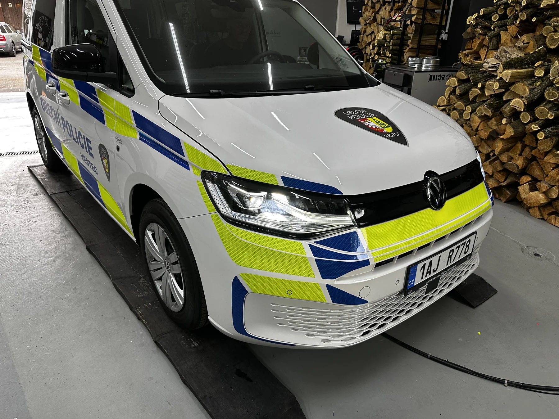 Volkswagen Caddy Obecní policie Vestec zepředu v dílně