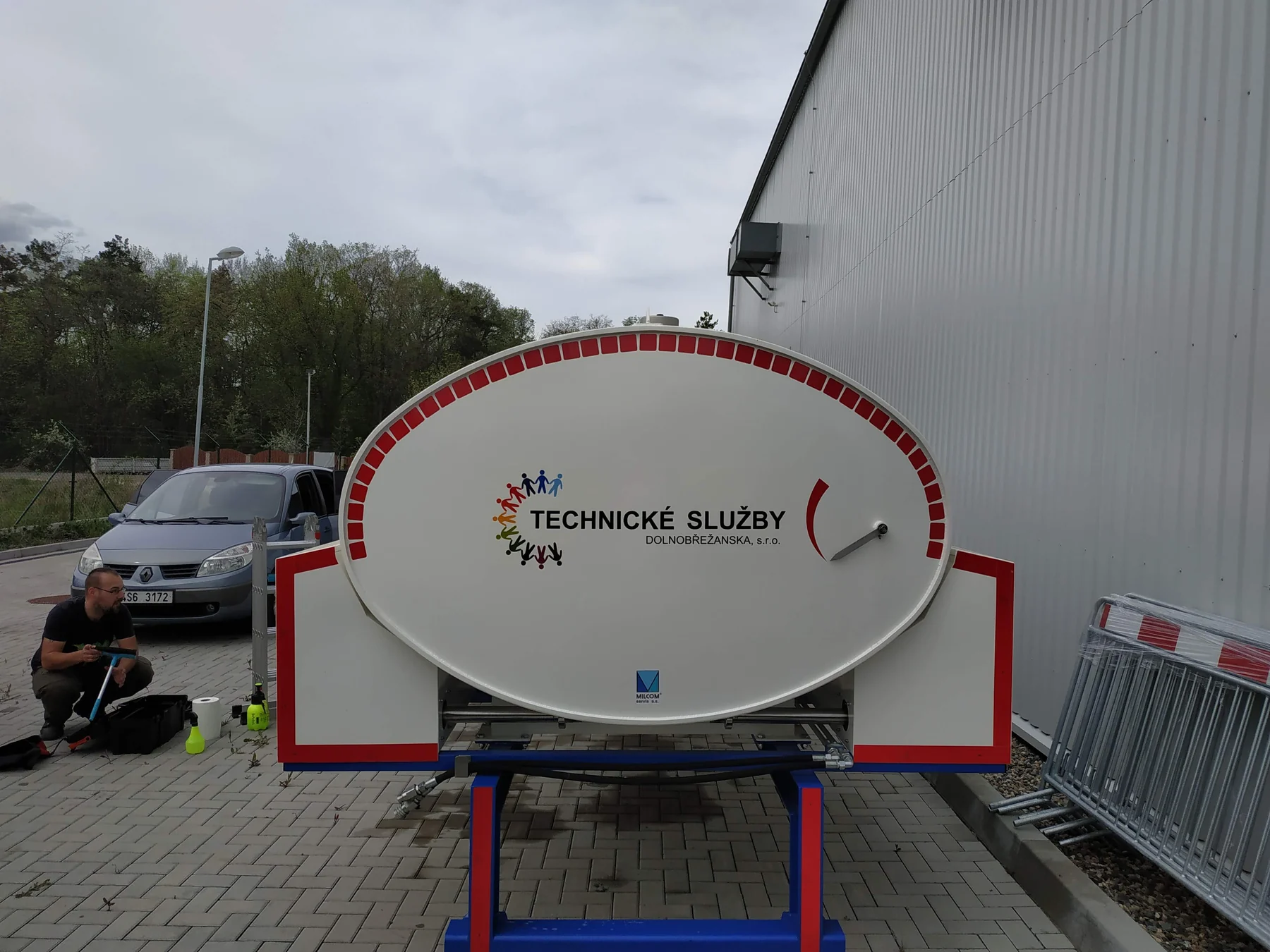 Zadní čelo bílé cisterny s logem a nápisem Technické služby
