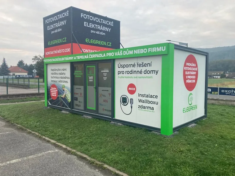 Kontaktní místo ELEGreen se zelenobílou grafikou a vysokým horním označením