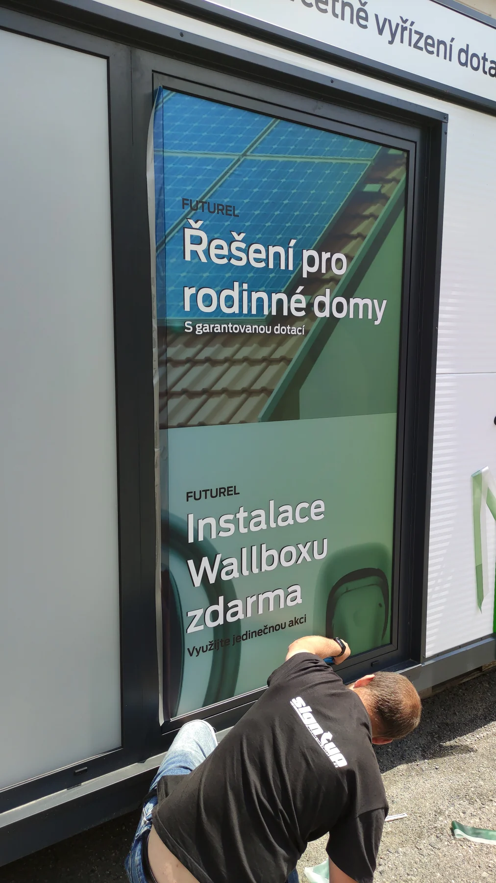 Aplikace grafiky na okno kontaktní jednotky ELEGreen