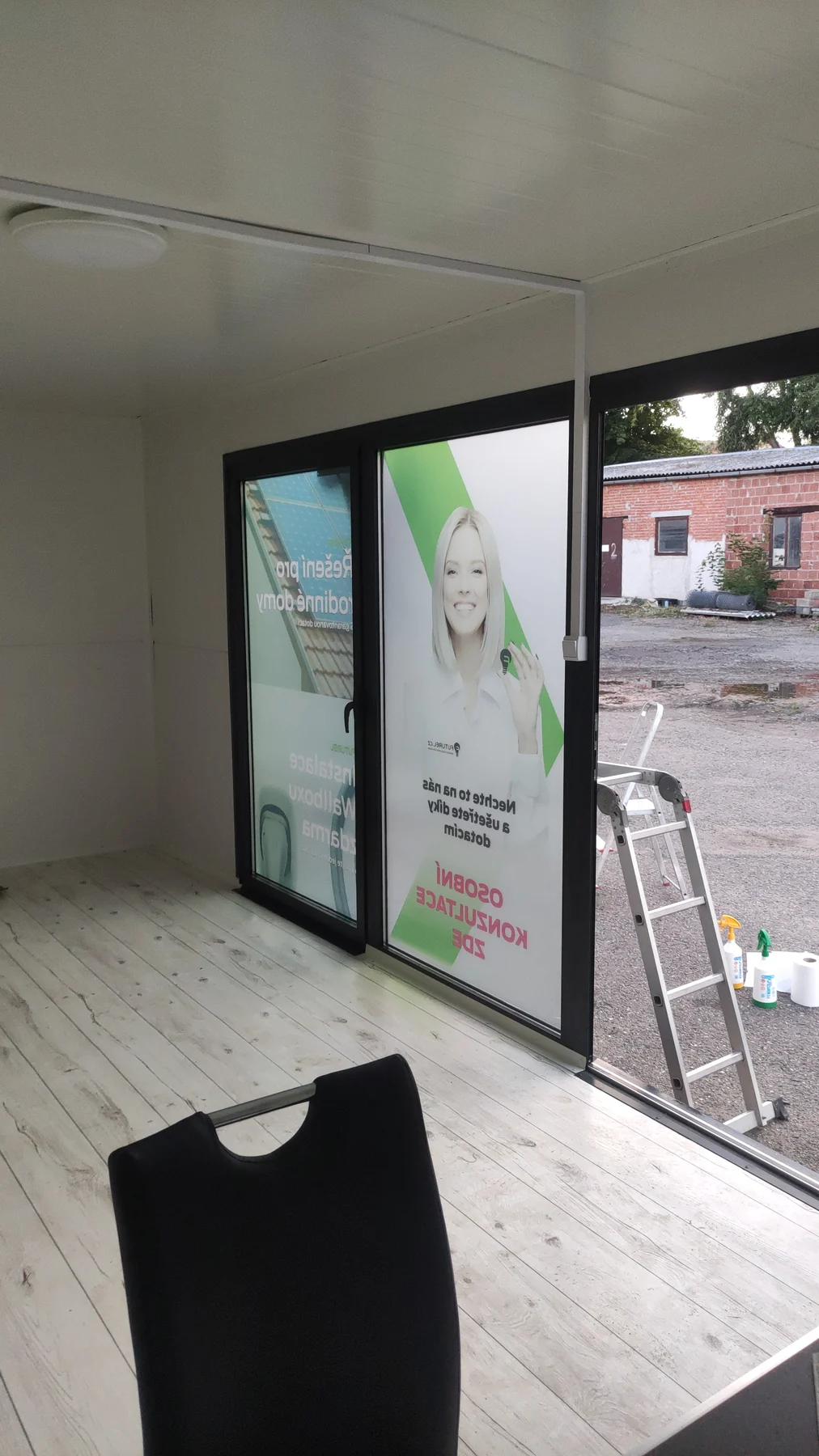 Detail grafiky na prosklené části jednotky ELEGreen z interiéru