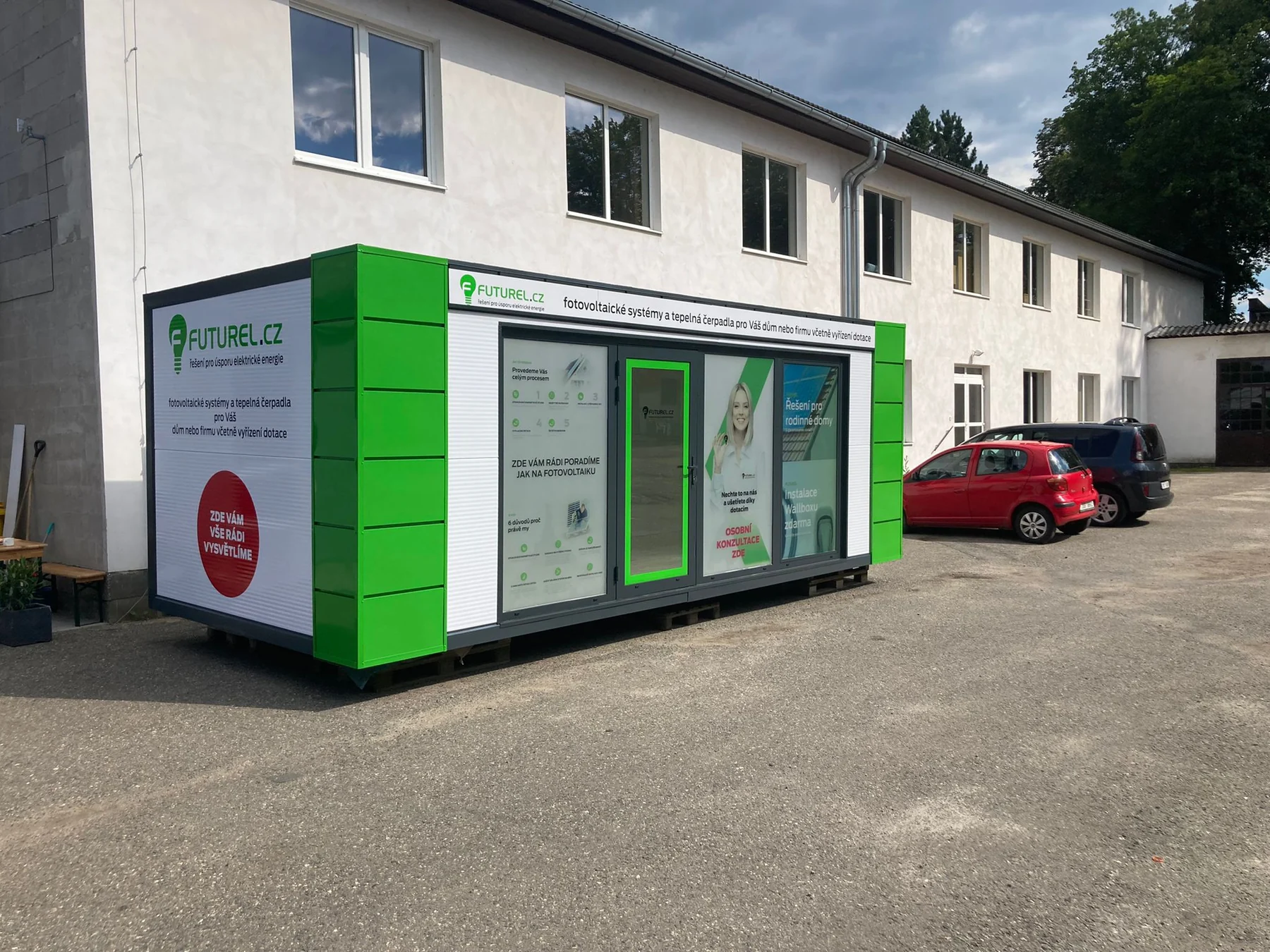 Označená kontaktní jednotka ELEGreen venku před budovou
