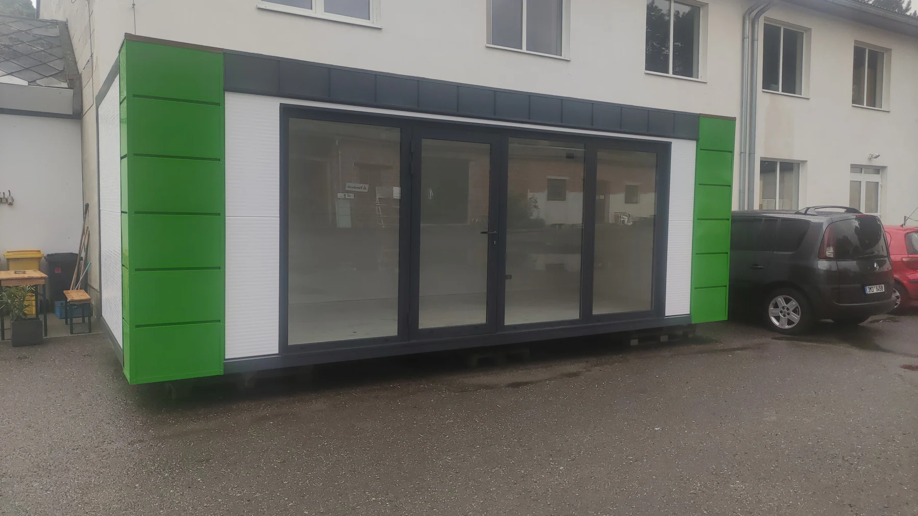 Kontaktní jednotka ELEGreen se zelenými prvky před doplněním okenní grafiky