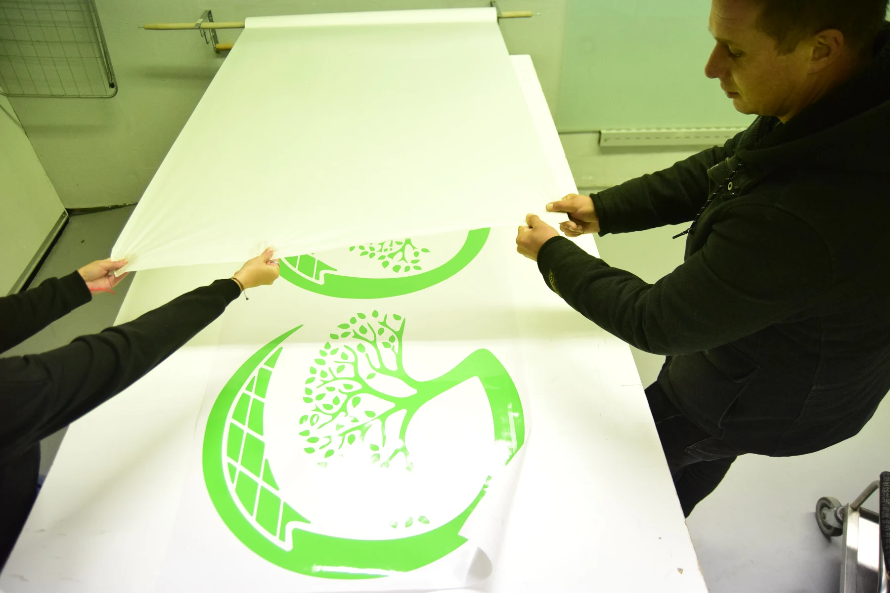 Příprava velkého zeleného loga ELEGreen v dílně