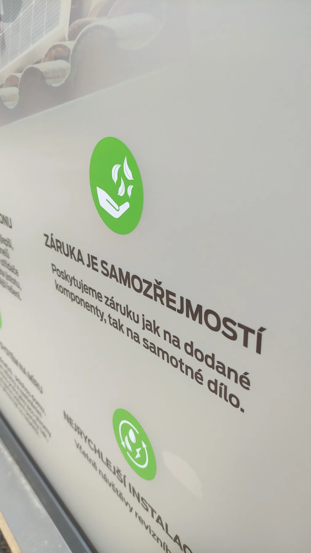Textové označení ELEGreen na bílé části kontaktní jednotky