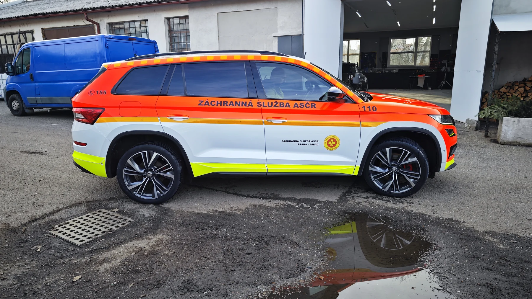 Bok SUV s nápisem Záchranná služba ASČR a žlutým pásem pod dveřmi