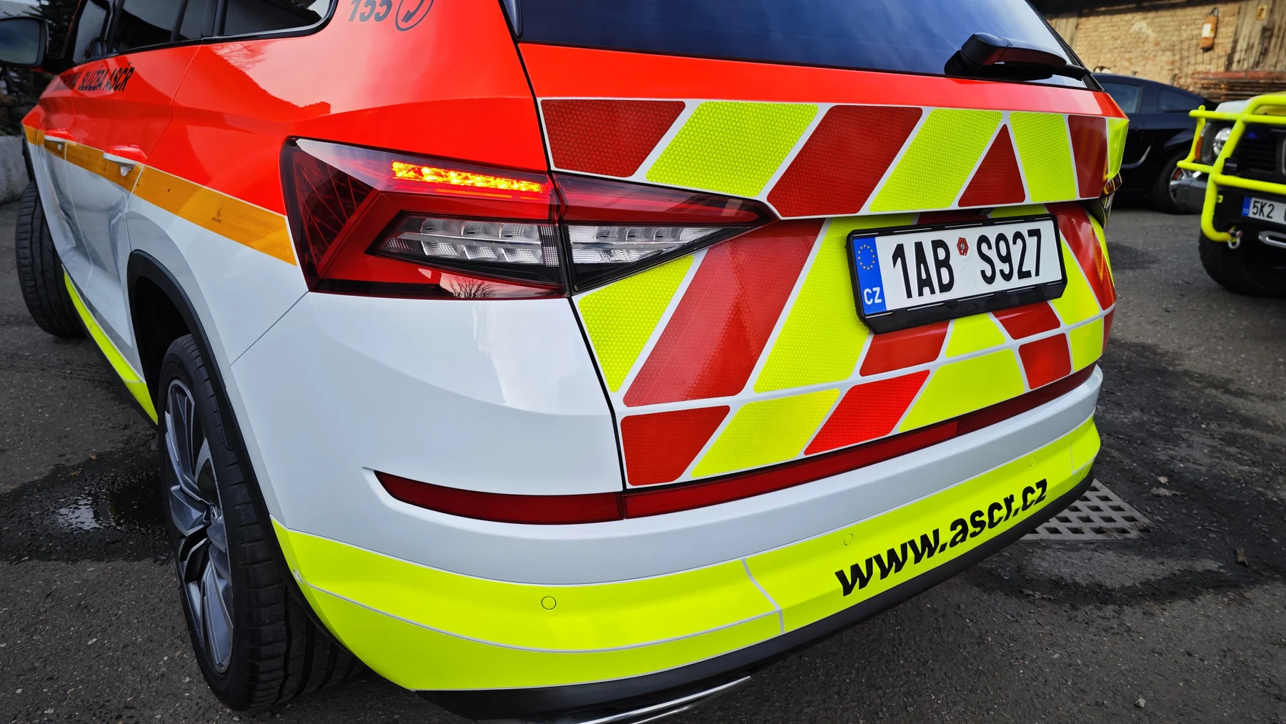 Zadní část označeného SUV ASČR z bočního úhlu