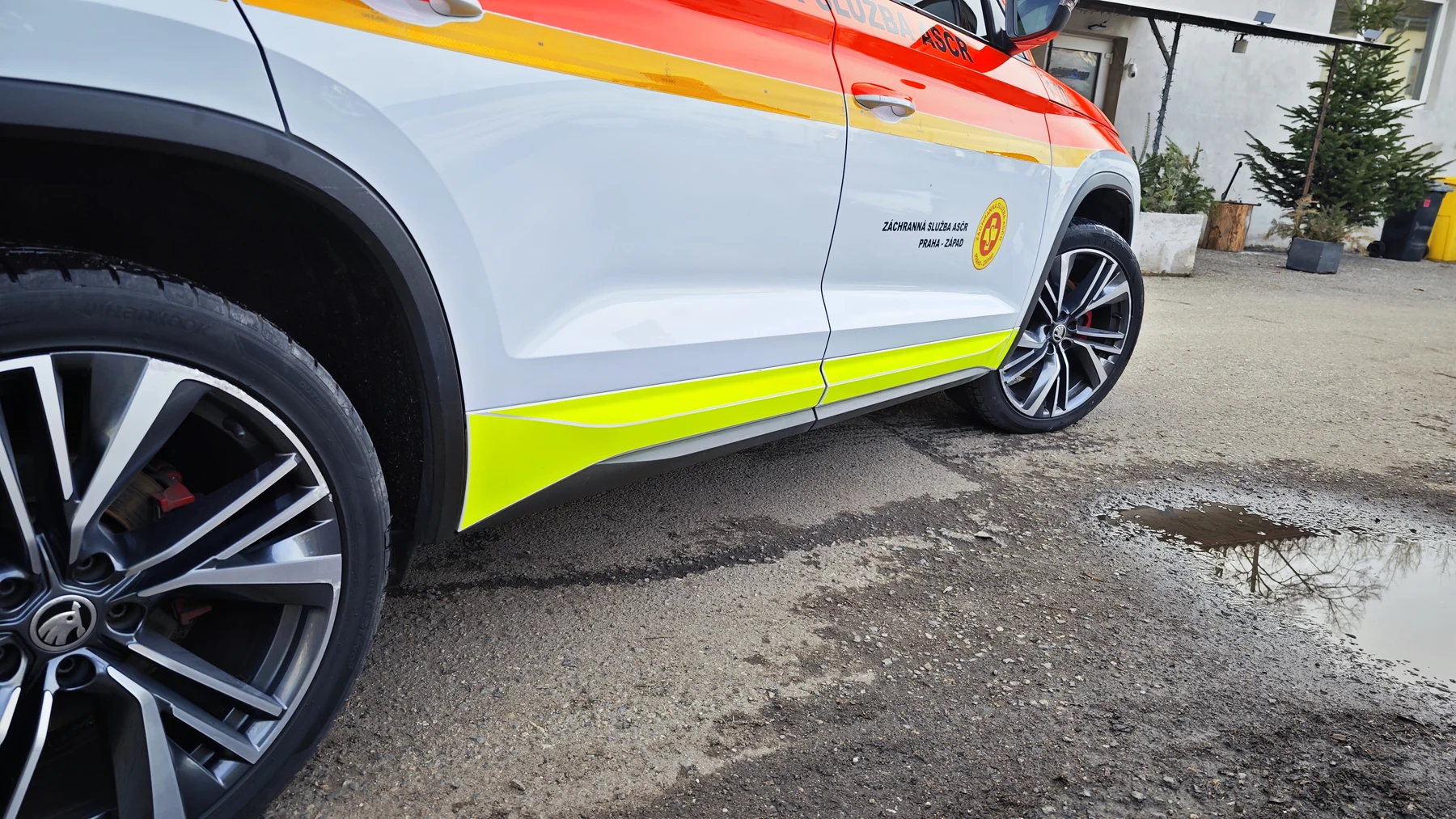 Detail barevného polepu u předního podběhu záchranářského SUV