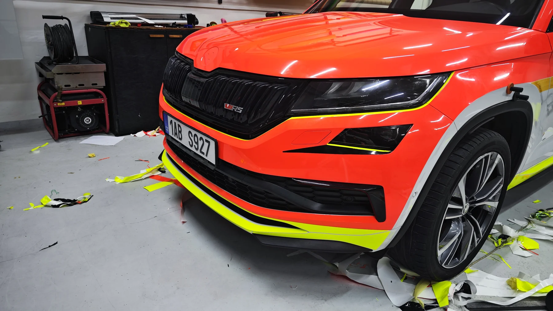Přední část SUV Záchranné služby ASČR během polepu