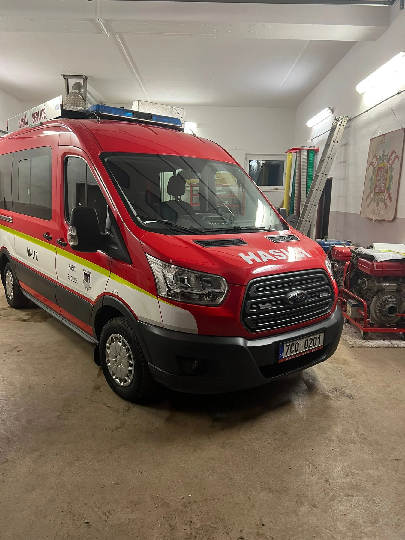 Ford Transit Hasiči Sedlice s dokončeným polepem zepředu a z boku