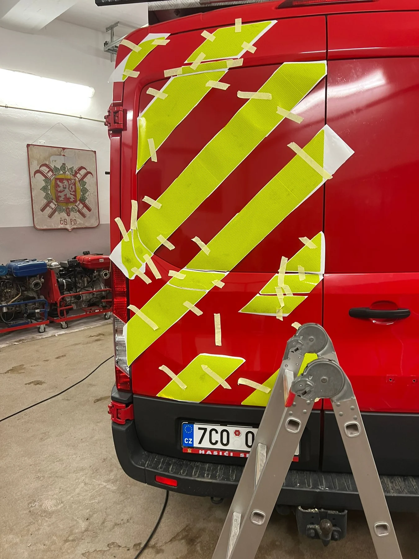 Připravené žluté šikmé díly na zadních dveřích Fordu Transit