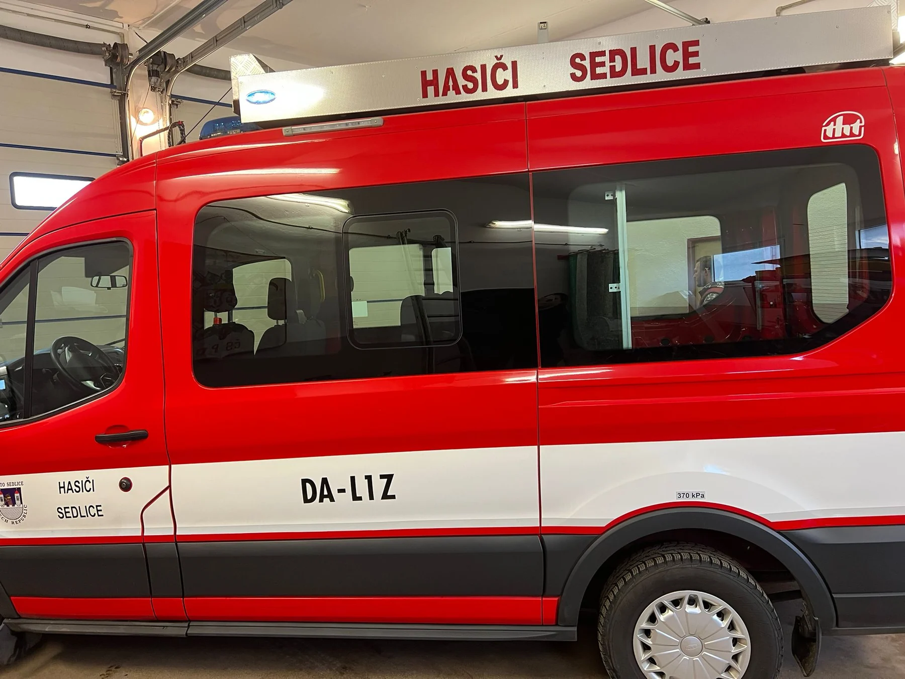 Boční část Fordu Transit s nápisem Hasiči Sedlice a bílým pásem